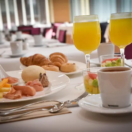 Senator Parque מלון